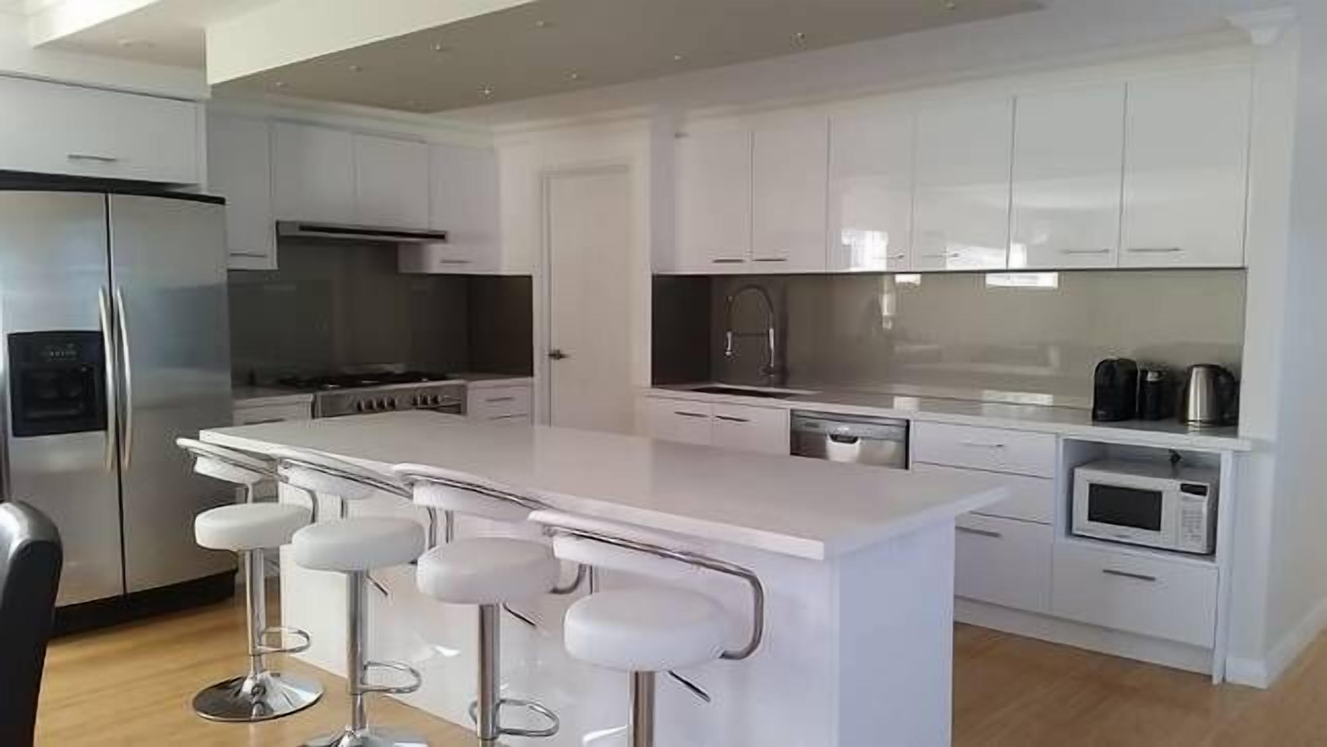 Luxury Family home w/2 living rooms-5min from golf course  and close to CBD — image 6