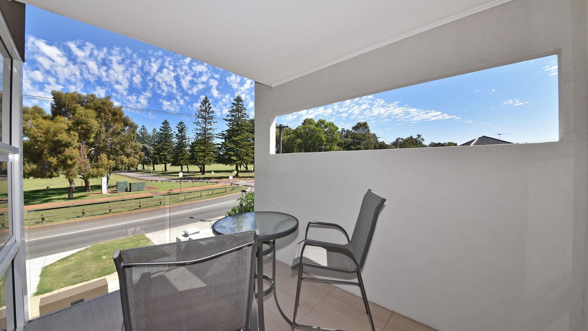 Luxury Family home w/2 living rooms-5min from golf course  and close to CBD — image 15