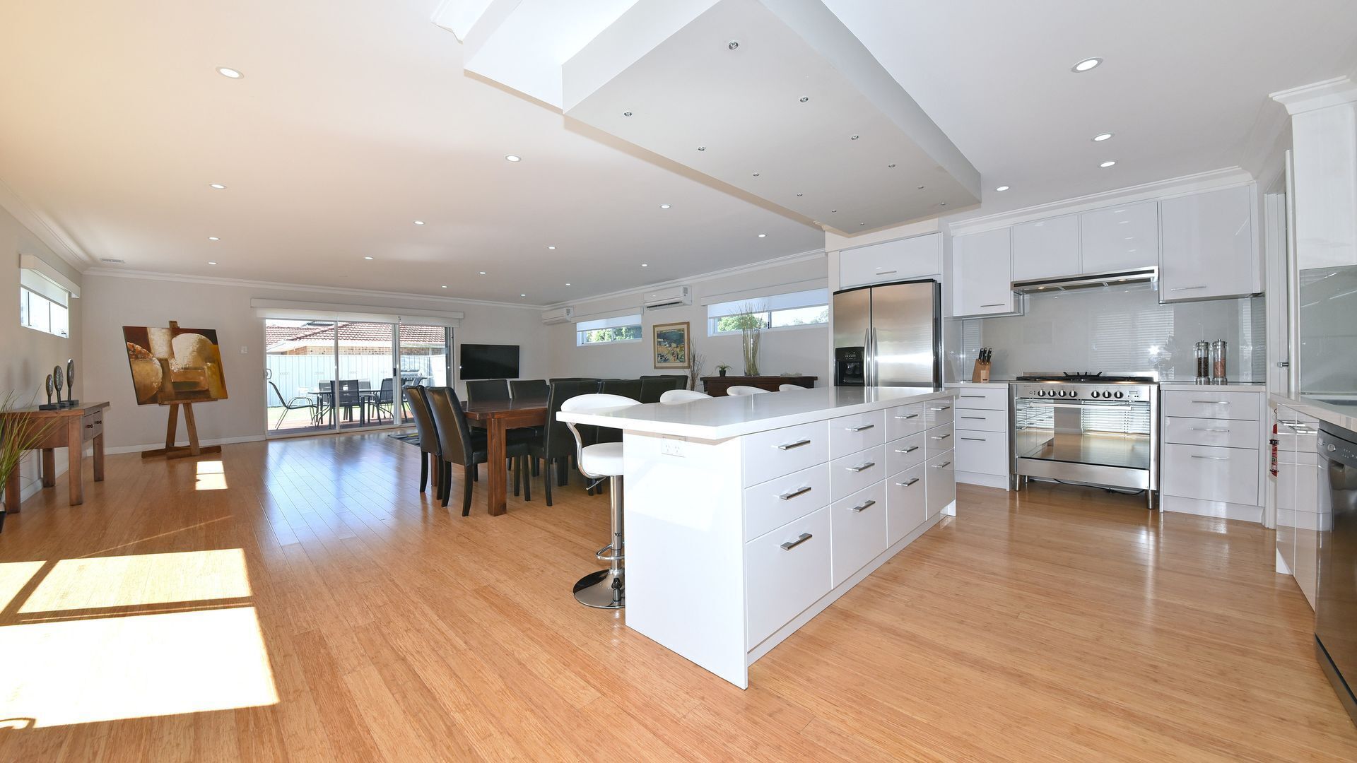 Luxury Family home w/2 living rooms-5min from golf course  and close to CBD — image 20