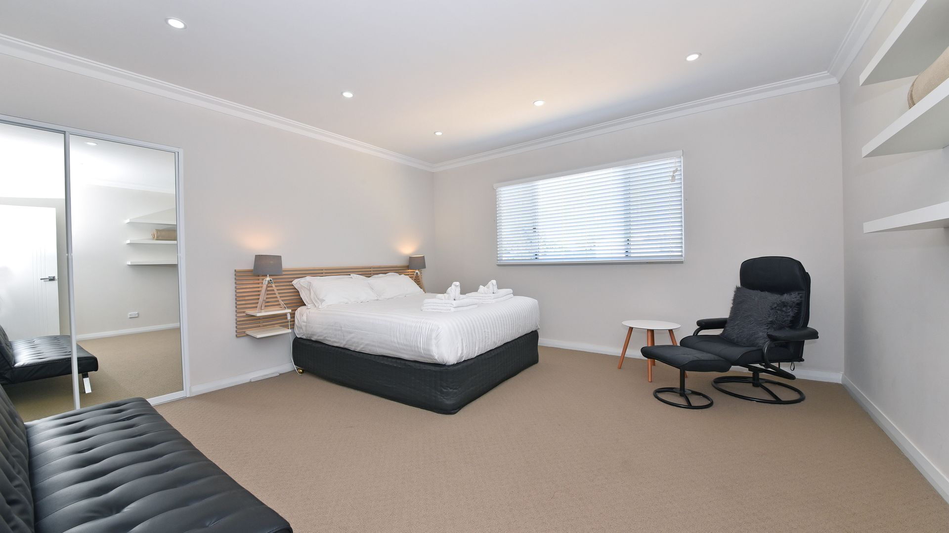 Luxury Family home w/2 living rooms-5min from golf course  and close to CBD — image 11