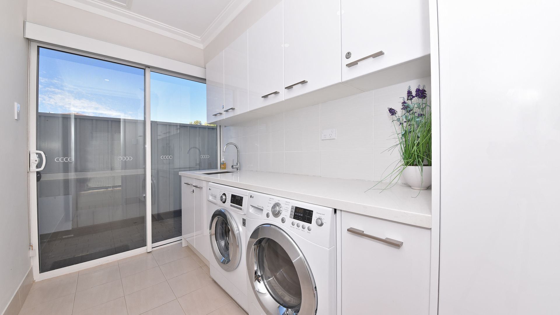 Luxury Family home w/2 living rooms-5min from golf course  and close to CBD — image 2