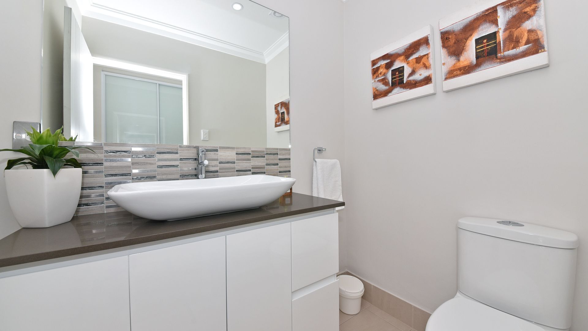 Luxury Family home w/2 living rooms-5min from golf course  and close to CBD — image 17