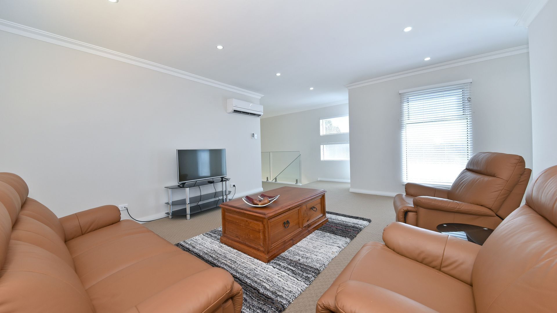 Luxury Family home w/2 living rooms-5min from golf course  and close to CBD — image 12