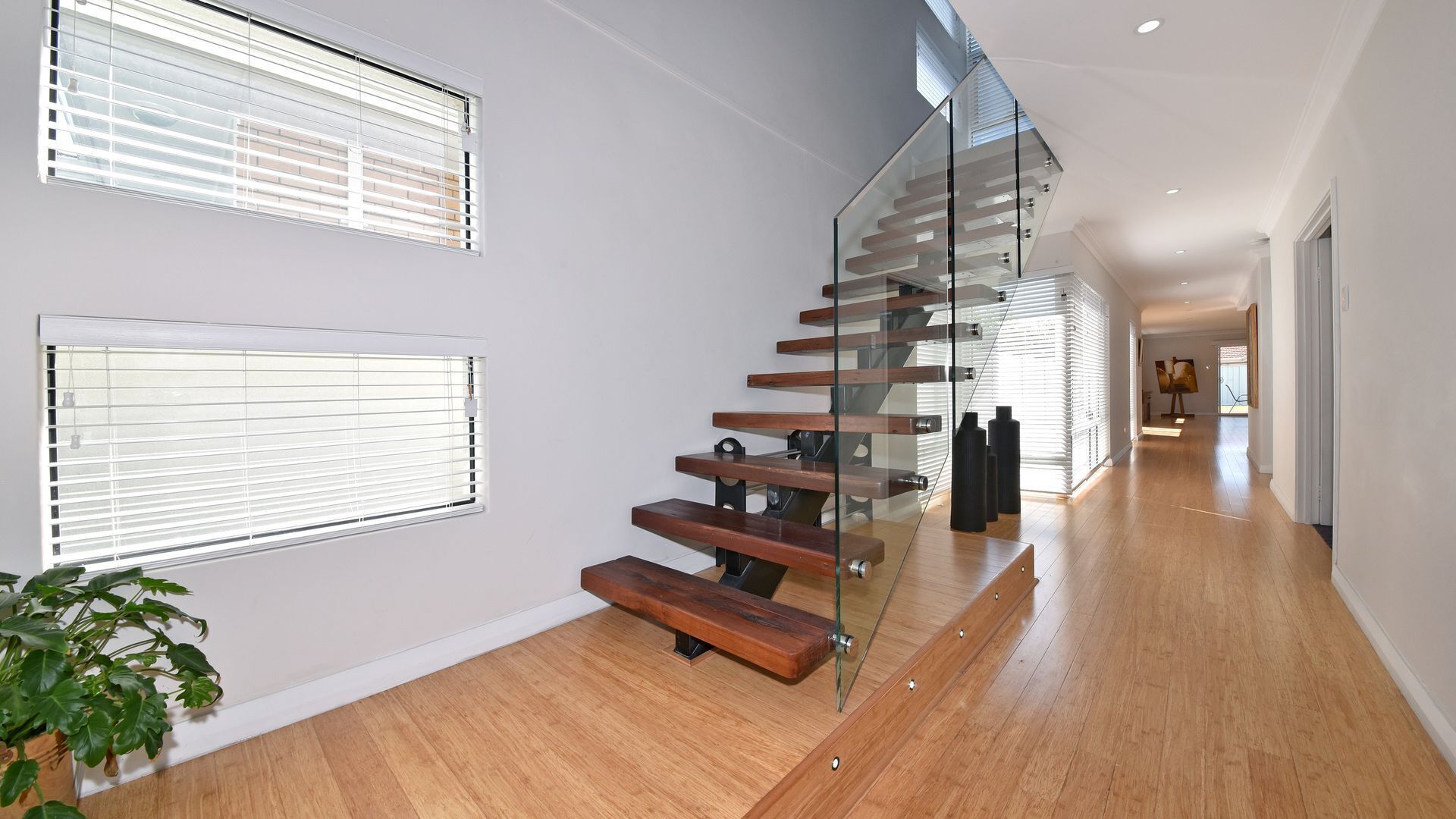 Luxury Family home w/2 living rooms-5min from golf course  and close to CBD — image 16