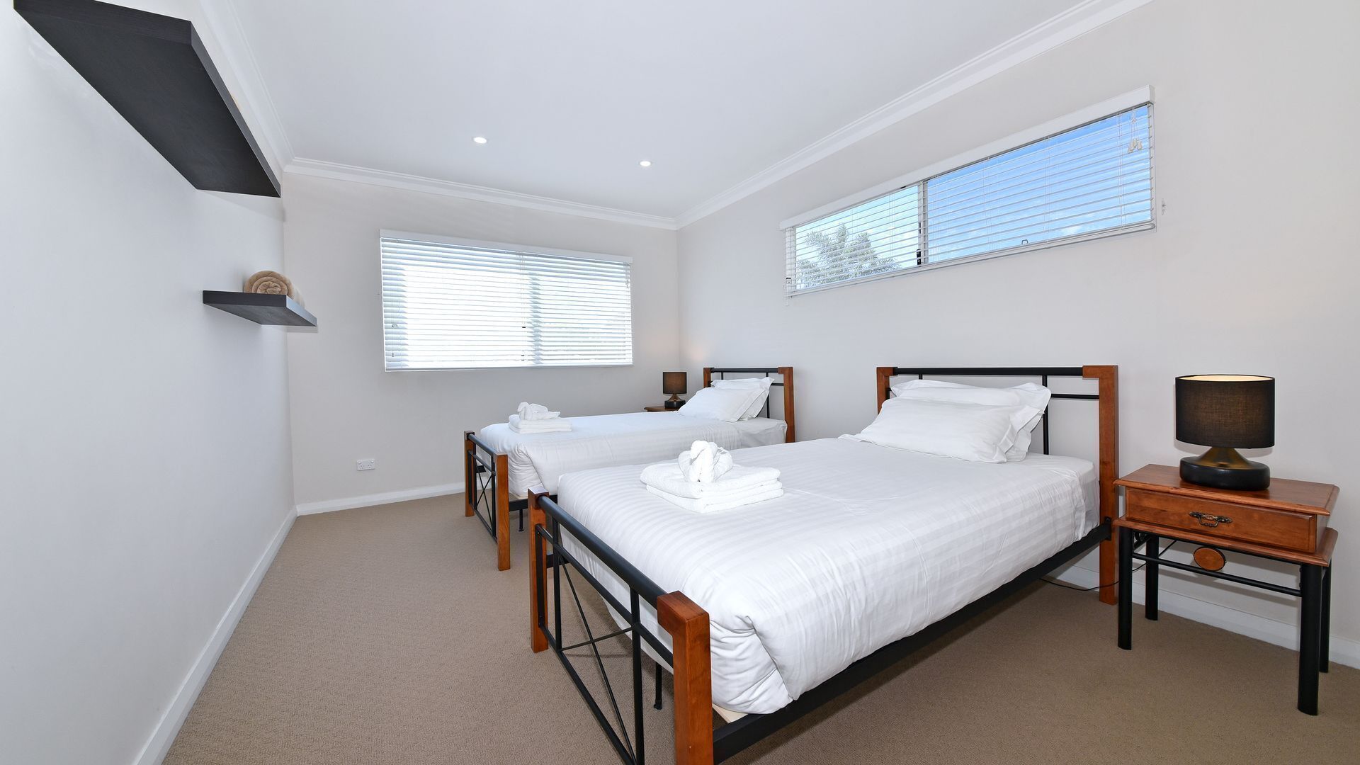 Luxury Family home w/2 living rooms-5min from golf course  and close to CBD — image 8