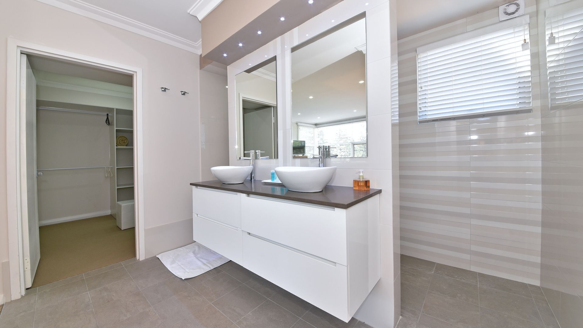 Luxury Family home w/2 living rooms-5min from golf course  and close to CBD — image 13