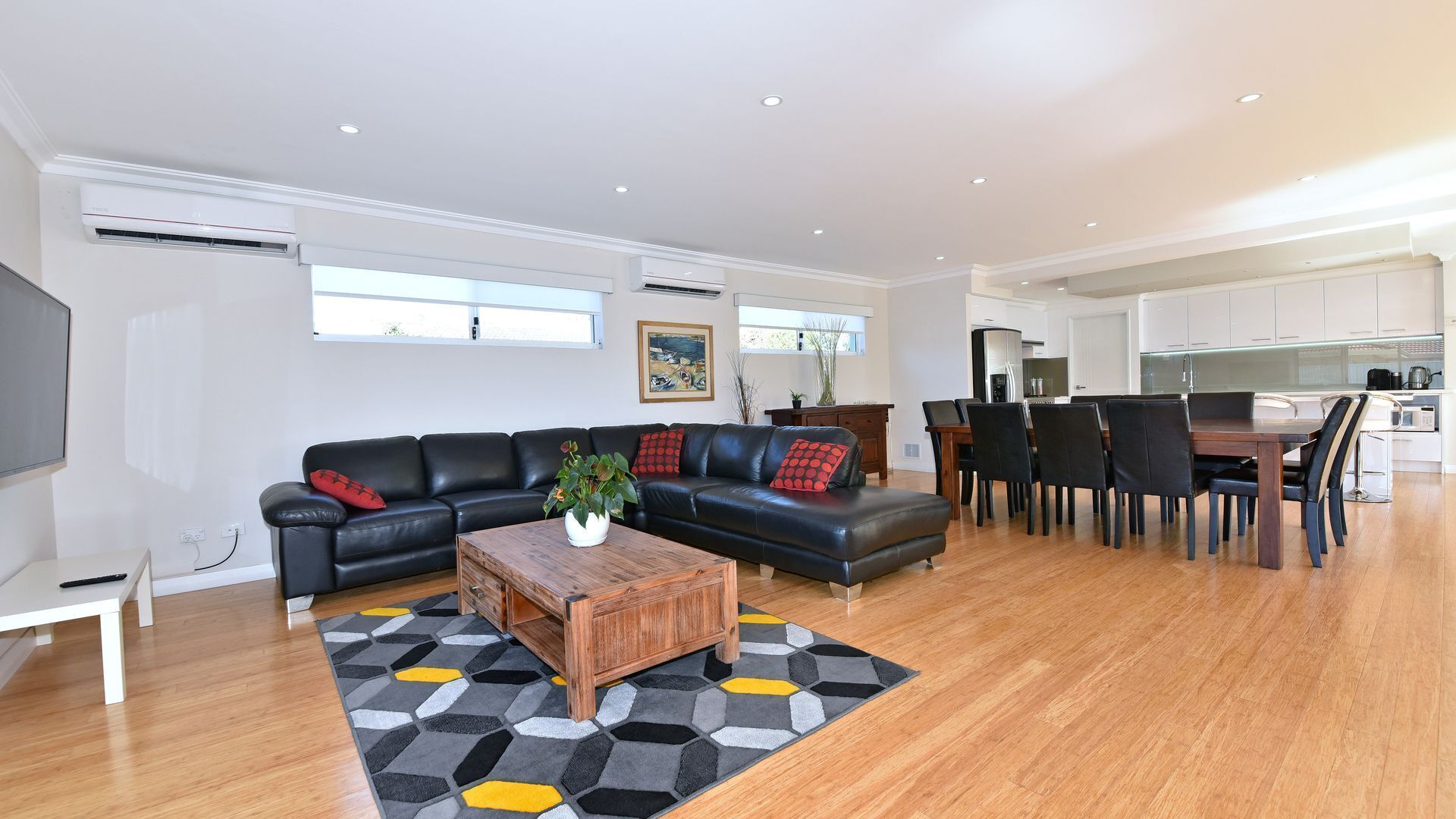 Luxury Family home w/2 living rooms-5min from golf course  and close to CBD — image 3