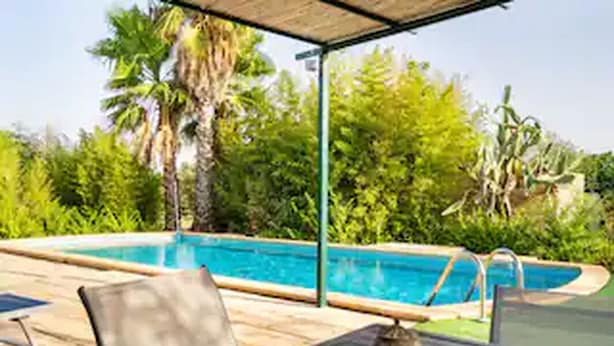 A poolside area with a covered seating area and a pool. - villa 10 min from Gallipoli | entire structure | swimming pool and large garden (Sannicola)