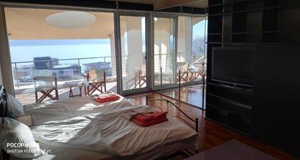 Casa de diseño con vista al mar de 600m2 con piscina y cancha de tenis, Sozopol