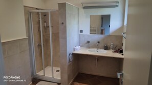 Shower, hair dryer, bidet, towels -  600m2  sea view house , 6 bedr, 7 bathr, 17 people ,private pool ,tennis court (Sozopol)