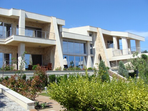  600m2  sea view house , 6 bedr, 7 bathr, 17 people ,private pool ,tennis court