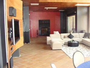 Smart-TV, peis, DVD-spiller og fotballspill