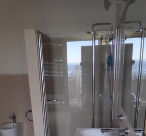 Shower, hair dryer, bidet, towels -  600m2  sea view house , 6 bedr, 7 bathr, 17 people ,private pool ,tennis court (Sozopol)