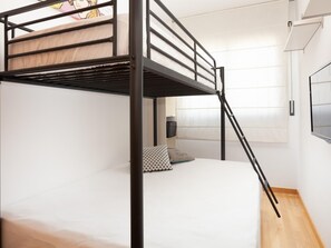 3 habitaciones, tabla de planchar con plancha y acceso a internet