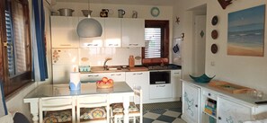 Réfrigérateur, micro-ondes, plaque de cuisson, lave-vaisselle