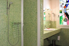 Dusche, Haartrockner, Bidet, Handtücher