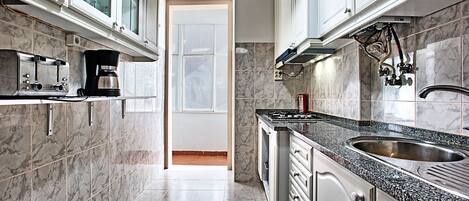 冷蔵庫、電子レンジ、オーブン、コンロ