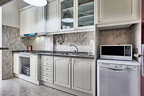 Fridge, microwave, oven, stovetop - Antonio Pedro New Apartment (Lisboa)