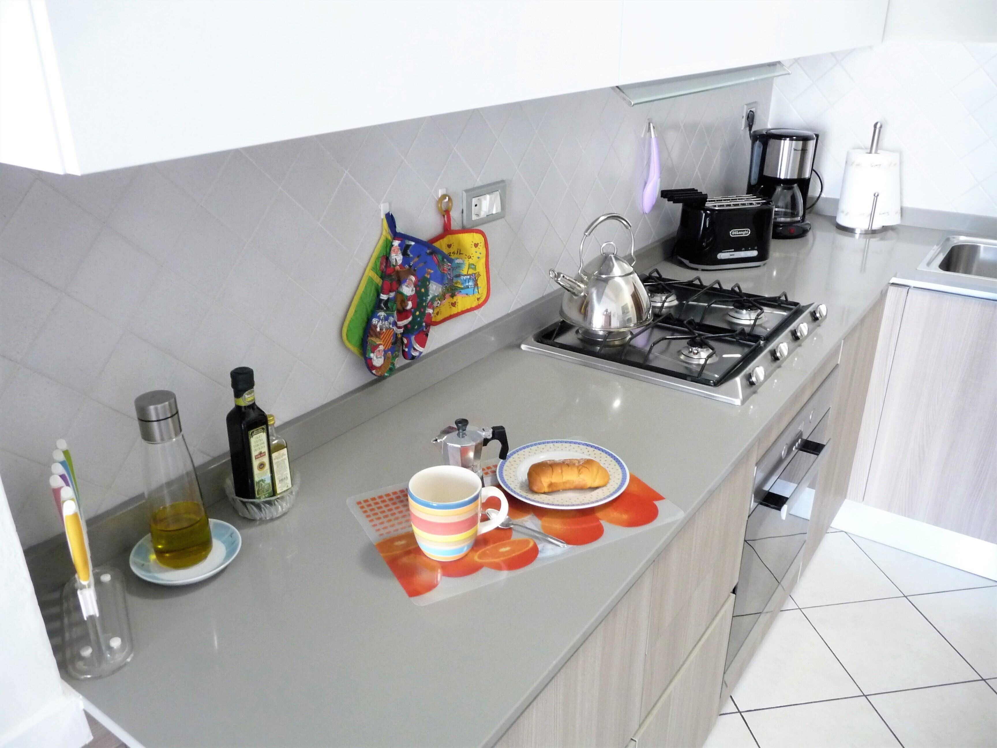 Frigorifero, microonde, forno, piano cottura