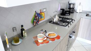 Frigorifero, microonde, forno, piano cottura