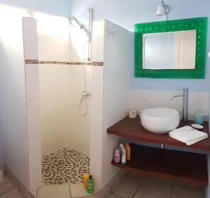 Douche, serviettes fournies