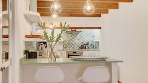 Geladeira, micro-ondas, fogão, lava-louças