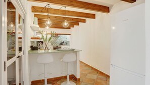 Een koelkast, een microgolfoven, een oven, een vaatwasser