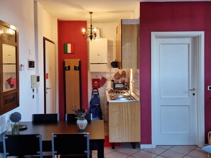 Fridge, oven, stovetop, cookware/dishes/utensils