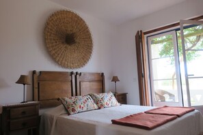 7 bedrooms, iron/ironing board, travel cot, free WiFi - Large Country House in Herdade Alentejana, near the Vicentine Coast (São Teotónio)