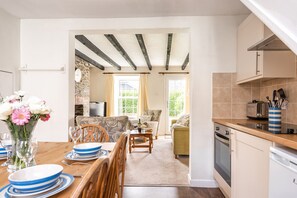 Réfrigérateur, micro-ondes, lave-vaisselle, tables à manger