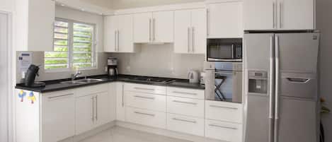 Frigorifero, microonde, forno, piano cottura