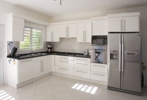 Fridge, microwave, oven, stovetop - Luxury Villa for rent with swimming pool in Curacao (Jan Thiel)