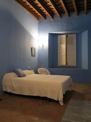 5 habitaciones, escritorio, tabla de planchar con plancha y wifi gratis 