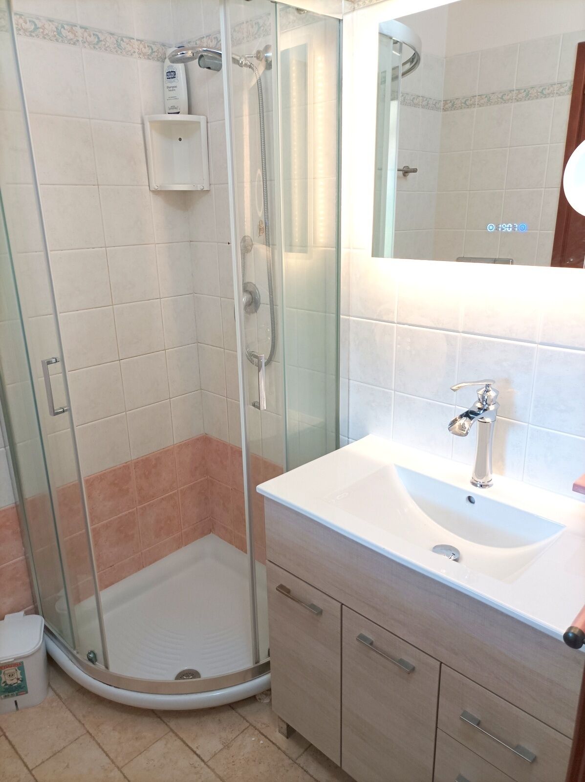 Douche, sèche-cheveux, serviettes fournies, savon