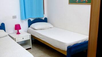2 chambres, fer et planche à repasser, Wi-Fi gratuit, draps fournis