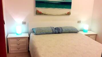 2 slaapkamers, een strijkplank/strijkijzer, gratis wifi, beddengoed