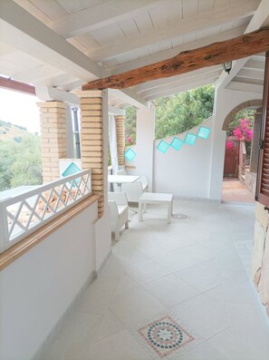 Terrace/patio - Comfortable apartment with terrace overlooking the sea, near Villasimius (Solanas)