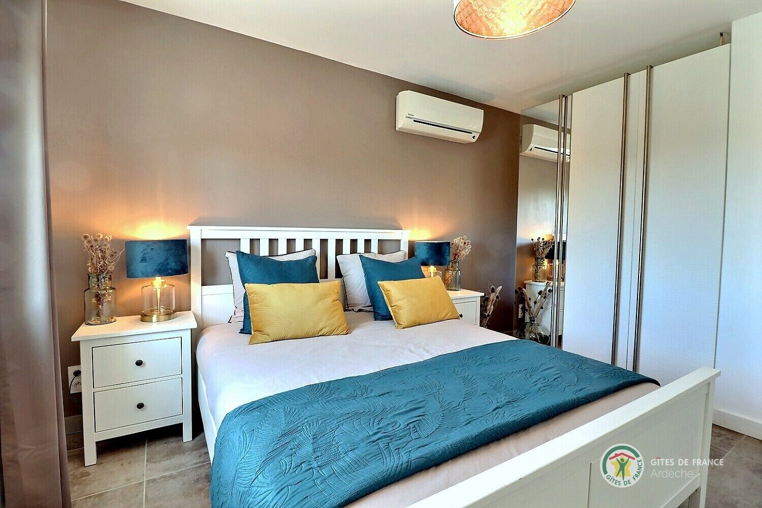 3 habitaciones, tabla de planchar con plancha y cuna de viaje 