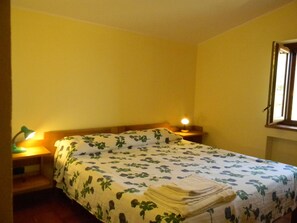 3 habitaciones, tabla de planchar con plancha, wifi y ropa de cama 