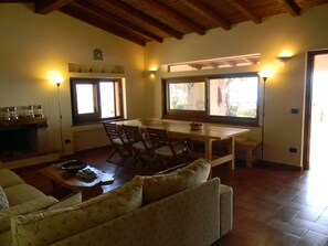 Una televisión, una chimenea, un reproductor estéreo