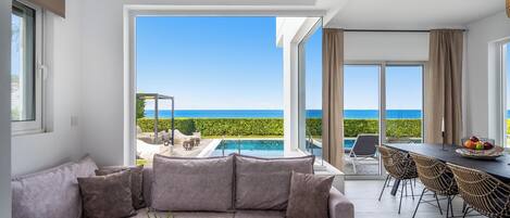 Televisión, reproductor de DVD y libros