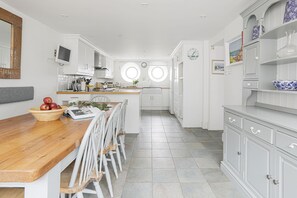 Dishwasher - Breakwater Cottage, Bude, has outstanding views (Bude)