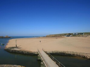 Beach - Breakwater Cottage, Bude, has outstanding views (Bude)