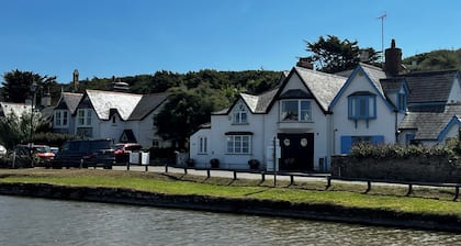 Breakwater Cottage, Bude, has outstanding views