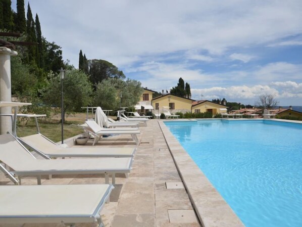 Beheizter Pool, Liegestühle