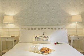 1 chambre, bureau, fer et planche à repasser, lit parapluie