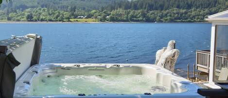 Tina de hidromasaje al aire libre