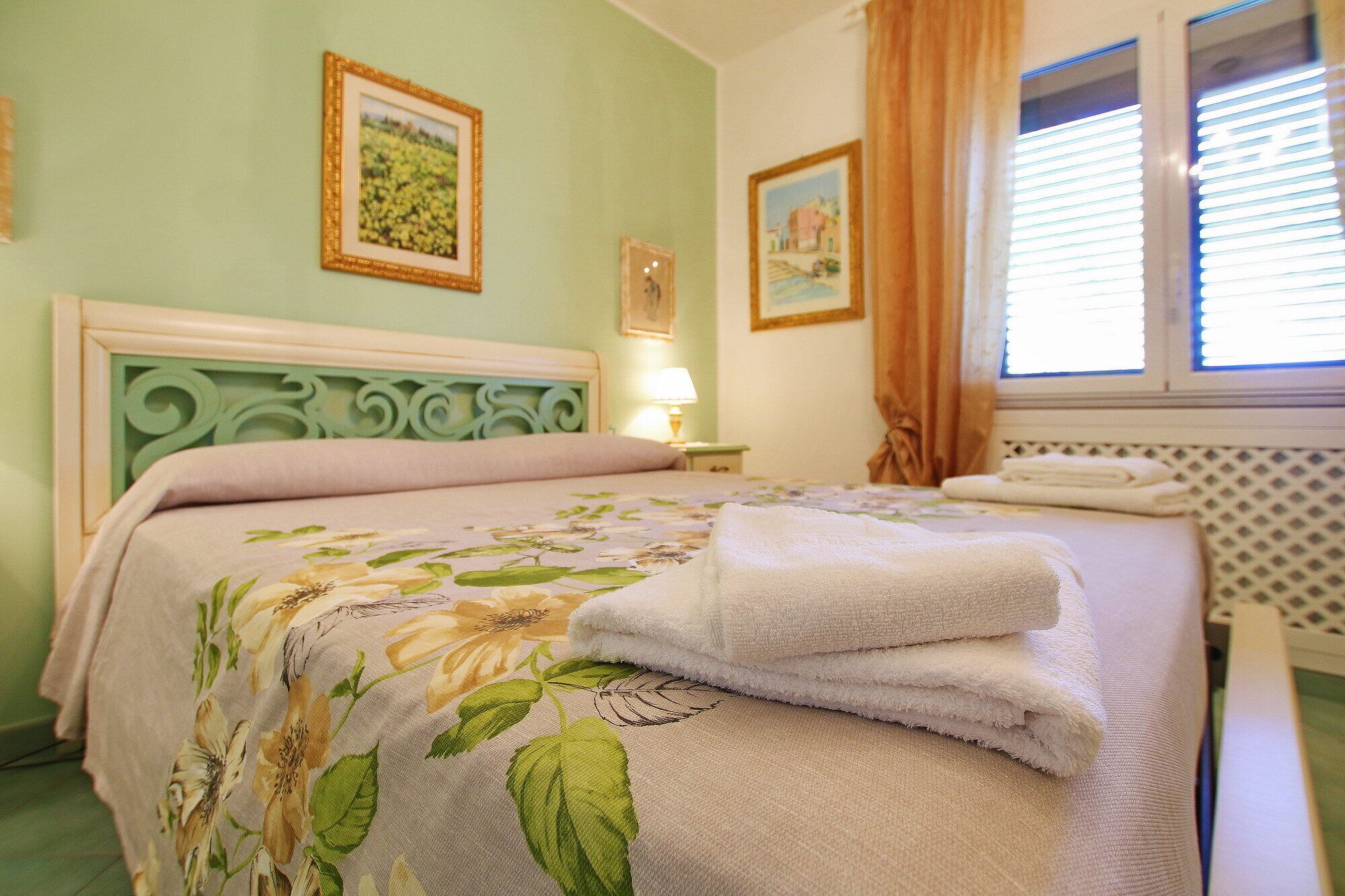 3 chambres, fer et planche à repasser, Wi-Fi, draps fournis