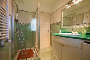 Shower, hair dryer, bidet, towels