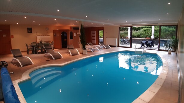 An indoor swimming pool with lounge chairs and a sauna. - apartment/ flat - Soultzmatt (Soultzmatt)